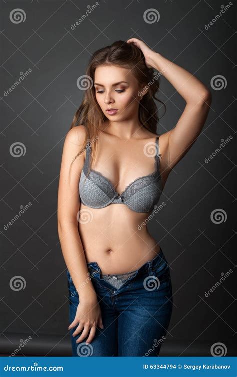 Ritratto Di Bellezza Una Donna In Reggiseno Fotografia Stock Immagine