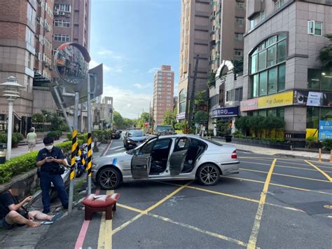 高速直衝號誌桿！新北男「駕駛座睡死」警見「神秘針筒」曝自撞真相