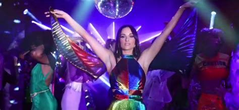 Kacey Musgraves turns the workplace into a disco in her "High Horse ...