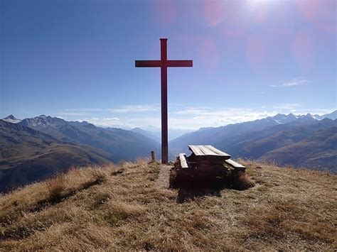 Kreuz Und Sitzbank Bei Gale M Blick Ins Rhonetal Hikr Org