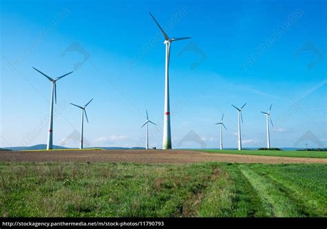 Windr Der In Den Feldern Lizenzfreies Bild Bildagentur