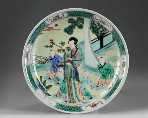 A CHINESE FAMILLE VERTE DISH 20TH CENTURY