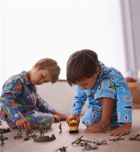 Ni Os Peque Os Jugando Y Jugando Juntos En Pijama Para Divertirse Con