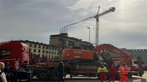 Crollo Del Cantiere In Via Mariti Proseguono Le Ricerche Dell Ultimo