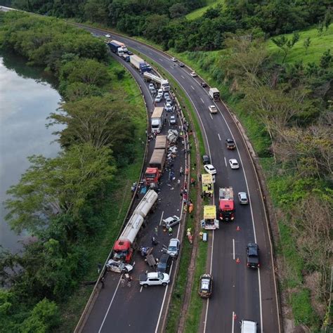 Br-050 - Sentido Araguari - Mega acidente com dez veículos na BR-050 causou uma morte; veja fotos