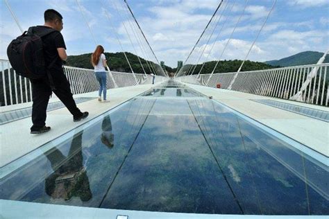 China S Record Breaking Glass Bridge Closes Less Than 2 Weeks After Opening