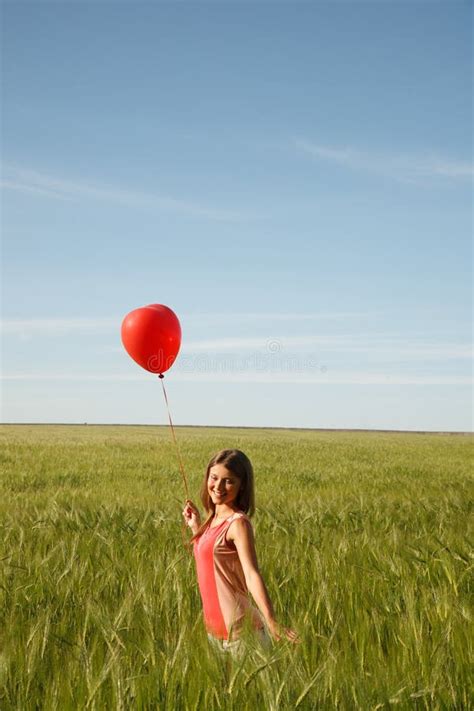 Fille Avec Le Ballon Rouge Image Stock Image Du Effectuez 58364393