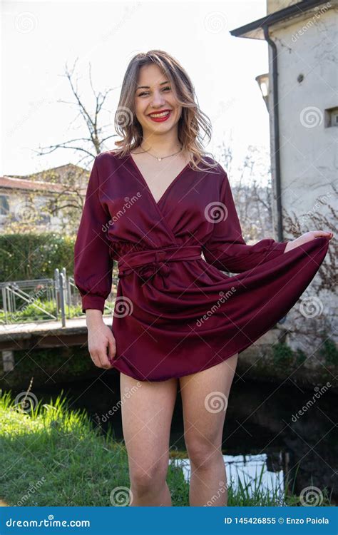 Retrato Integral De Una Muchacha Rubia Con Un Vestido Rojo Corto