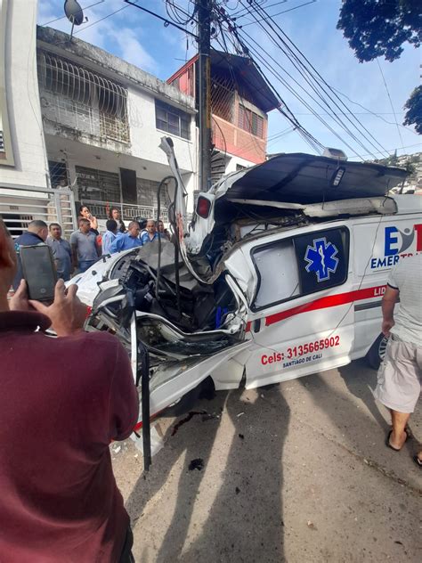 Fuerte Accidente Entre Dos Ambulancias Deja Una Persona Muerta Y Cuatro