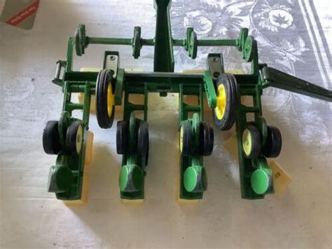 Ertl John Deere 4 Row Corn Planter 3830101215