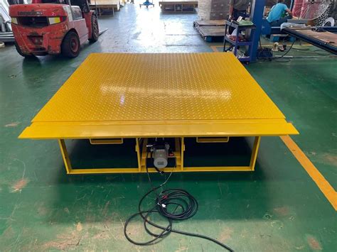 Buy Yard Ramp Dock Leveler 8 Tons Fixed Hydraulic Boarding Bridge With