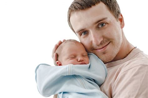 Padre Sosteniendo A Su Hija Recién Nacida Foto Premium