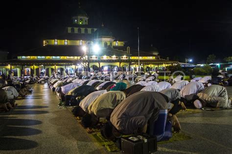 Shalat Sunat Malam Nisfu Sya Ban Antara Foto