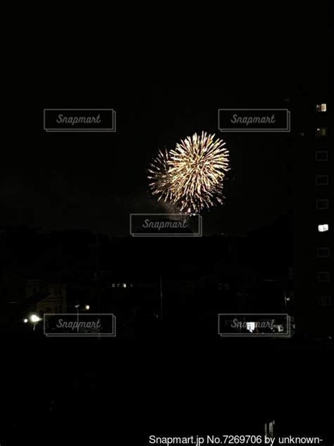 夜空に打ち上げられる花火の写真・画像素材 7269706 Snapmart（スナップマート）