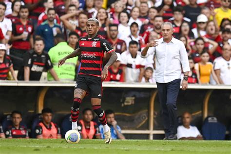 Tite trata permanência de Wesley no Flamengo como reforço e revela