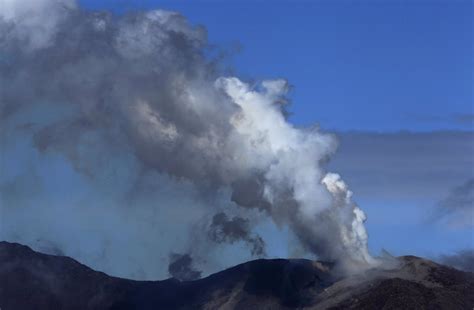 El Volc N Turrialba Entra De Nuevo En Erupci N Y Lanza Piedras De