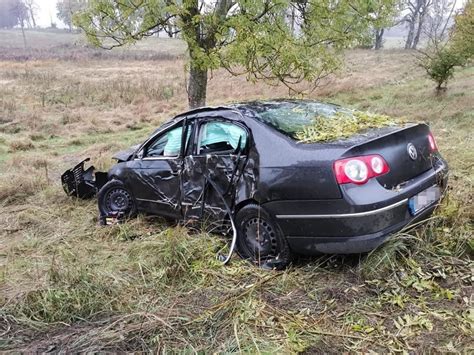 Powiat Stargardzki Wypadek Pod I Skiem Volkswagen Uderzy W Drzewo