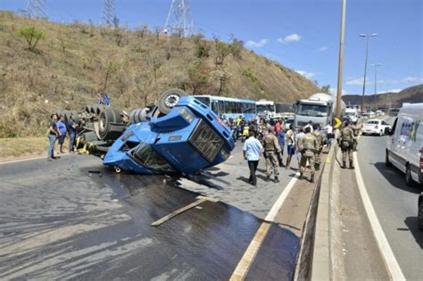 Carreta tomba e trava o Anel Rodoviário em BH Portal Diário do Aço