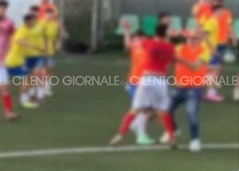 Rissa In Campo Al Termine Della Partita Calciatore Cilentano Di 15