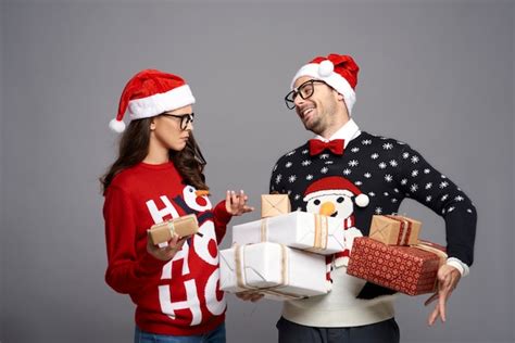 Casal nerd trocando presentes de natal Foto Grátis