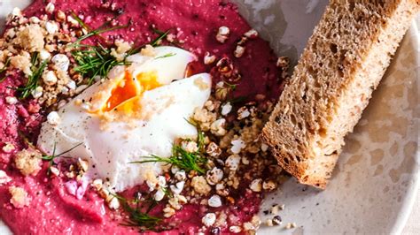 Pochierte Eier Mit Rote Bete Humus Und Buchweizen Crumble BRIGITTE De