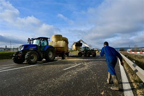 Photos Col Re Des Agriculteurs Apr S Le Blocage Le Nettoyage Bat