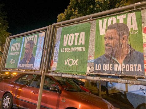 VOX comienza la campaña con una pegada de carteles Dream Alcalá