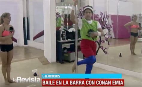 Humor El profe Conan Emia nos enseña rutinas para poder bailar en el