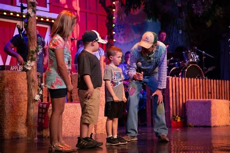 3 Tips for Purchasing Comedy Barn Tickets for Your Family