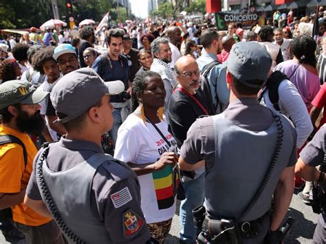 G1 Polícia separa manifestantes de atos pela Lava Jato e Consciência