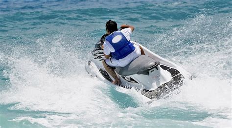 Siracusa Sfrecciano Con Le Moto Dacqua In Area Marina Protetta