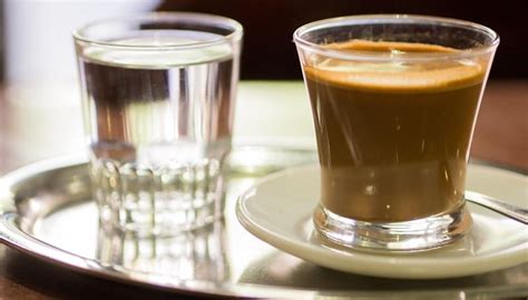 ᐈ La razón detrás de servir café con soda CaféSinMás