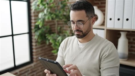 Joven Hombre Hispano Trabajador De Negocios Usando Touchpad Trabajando