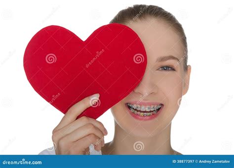 Fille Heureuse Avec Des Accolades Sur Les Dents Et Le Coeur Image Stock