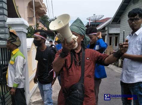 Tuding Banyak Kasus Dugaan Korupsi Mengendap Massa Demo Kejari