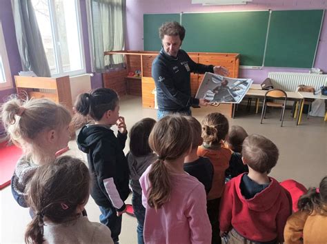 Vendée Arnaud Boissières rend visite aux élèves de l école de Mazerat