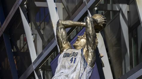 Look: Mavericks unveil incredible Dirk Nowitzki statue | Yardbarker