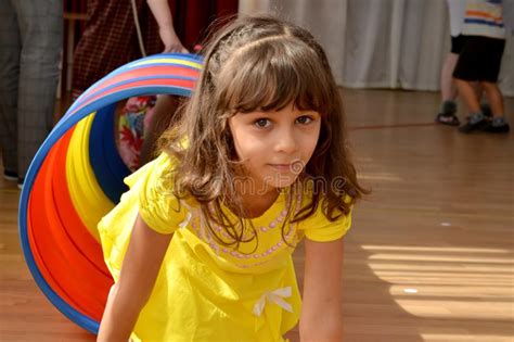 Portrait De La Fille De Six Ans Dans La Perspective D Un Tunnel De Jeu