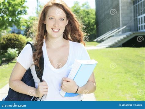 Muchacha De La Universidad Del Estudiante Universitario Que Parece