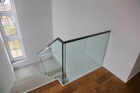 Ganzglas Treppen Geländer mit Punkthaltern