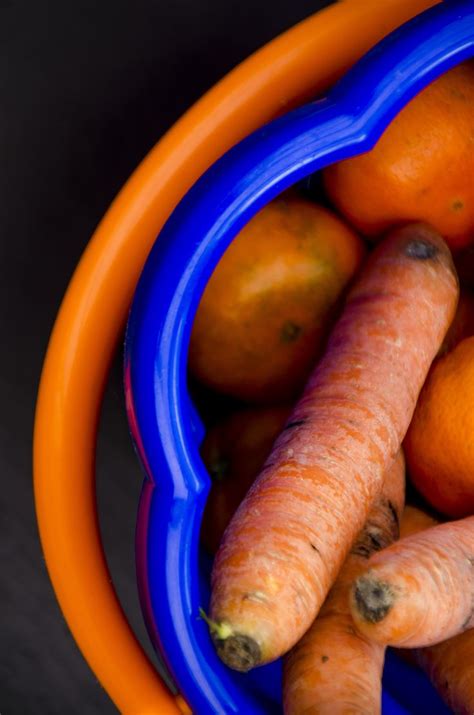 complementaire kleuren emmer met wortels verduras