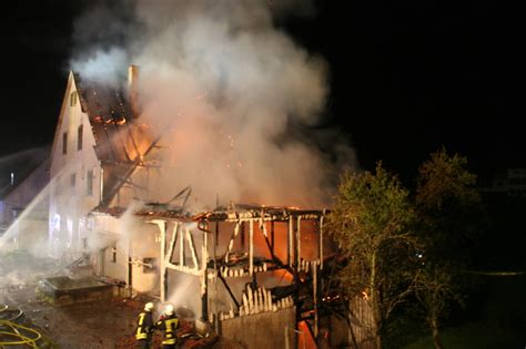 Dachstuhl Brennt Lichterloh Euro Sachschaden Bei Gro Brand