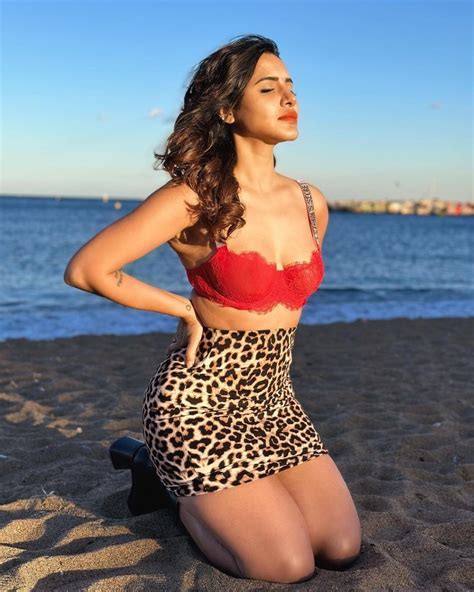 Ashu Reddy Sets A Hot Alert In Internet Through Her Latest Beach Side