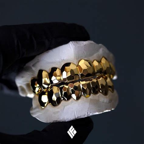 Pin by marrontrxck on teeth | Grills teeth, Gold grillz, Teeth jewelry