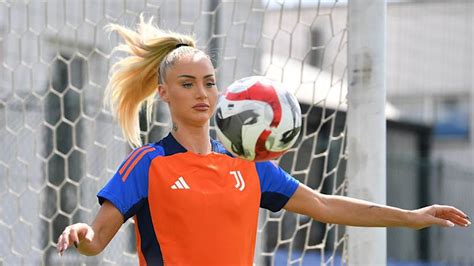 Alisha Lehmann Is A Juventus Player Juventus