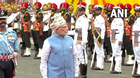 Pm Modi Inspects Guard Of Honour Hoists National Flag At Red Fort