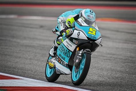 Triplete Iván Ortolá remonta para estrenarse en Moto3 por delante de