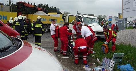 Unfall Bei Sattledt Zwei Laster Krachen Zusammen Lenker Eingeklemmt