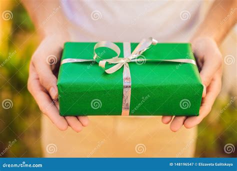 Un Homme Tient Un Cadeau Vert Dans Des Ses Mains Image Stock Image Du