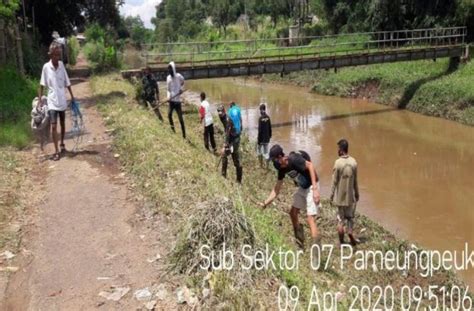 Satgas Citarum Sektor 21 7 Bebersih Sungai Cisangkuy Di Kampung